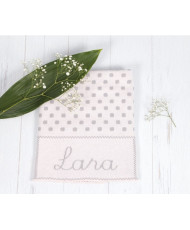 Mantita Topos Fondo Rosa Bebé/Topos Gris(Personalizada)-Pangasa