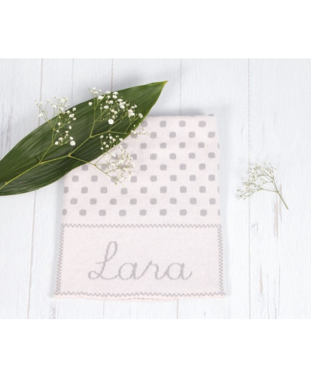 Mantita Topos Fondo Rosa Bebé/Topos Gris(Personalizada)-Pangasa